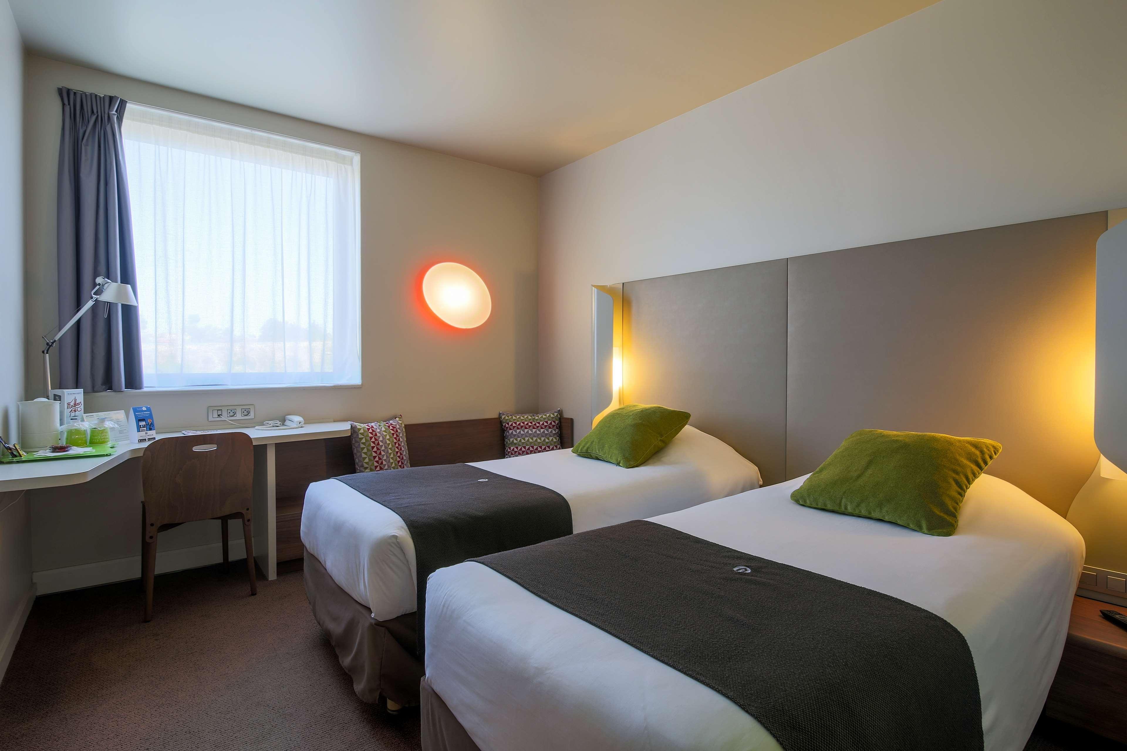 Campanile Carcassonne Est - La Cite Hotel Bagian luar foto